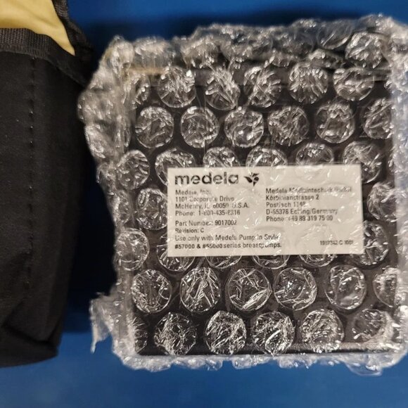 Medela Pump In Style Advanced Breast Pump with Bag & Other Accessories - Picture 8 of 12